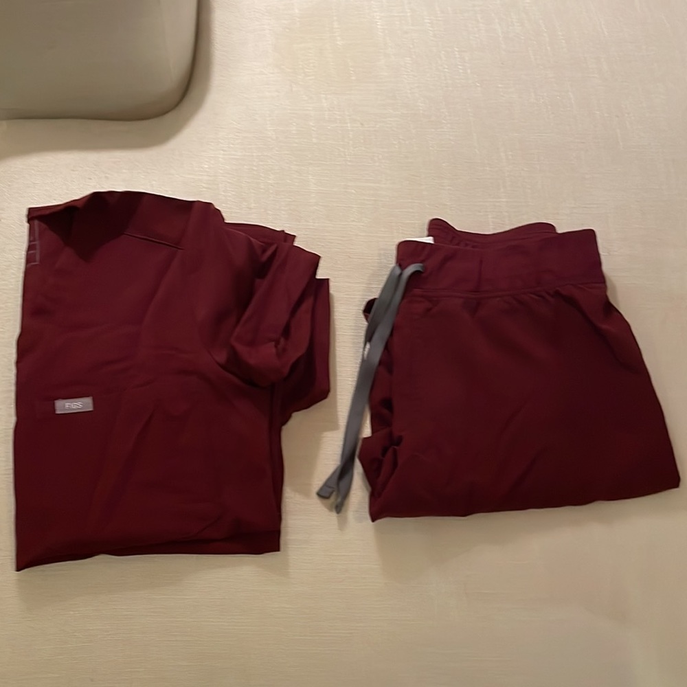 FIGS XS Burgundy scrubs! In great condition, no stains! Just a little wrinkled:)